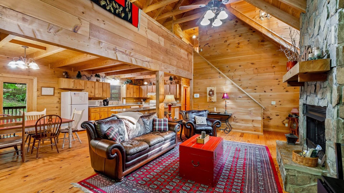 West Jefferson House | Cozy Secluded Family Retreat, Pet Friendly, Fast Wifi 15 Mins to Downtown WJ