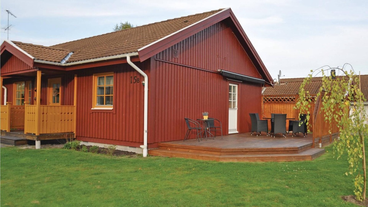 Svanskog House | Cozy semi-detached house in established cottage area.