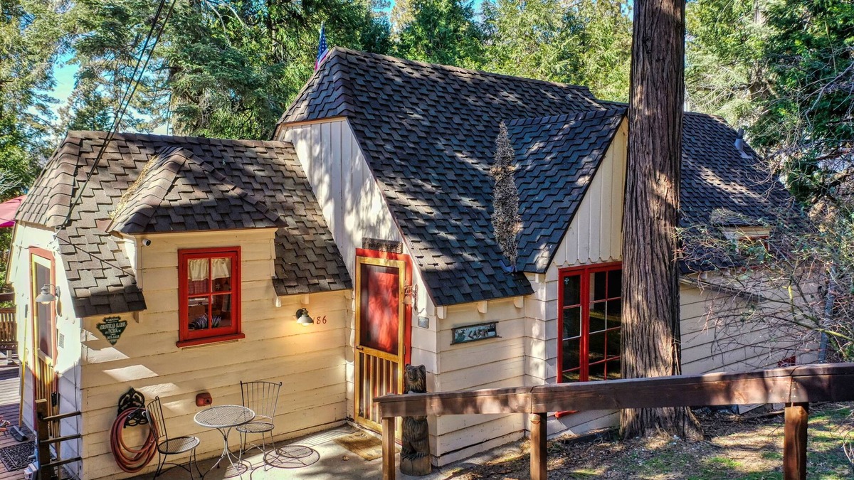 Cedar Glen Cabin | Cozy Shabby Chic, Romantic, close to lake and FIDO friendly cabin.