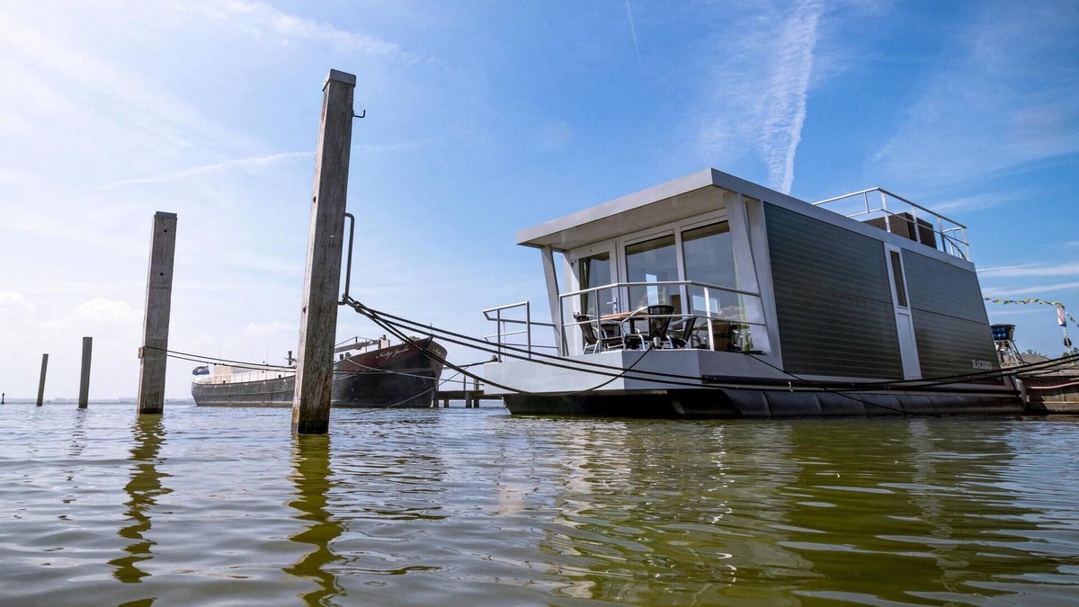 Biddinghuizen Boat Rental | Cozy ship in Biddinghuizen