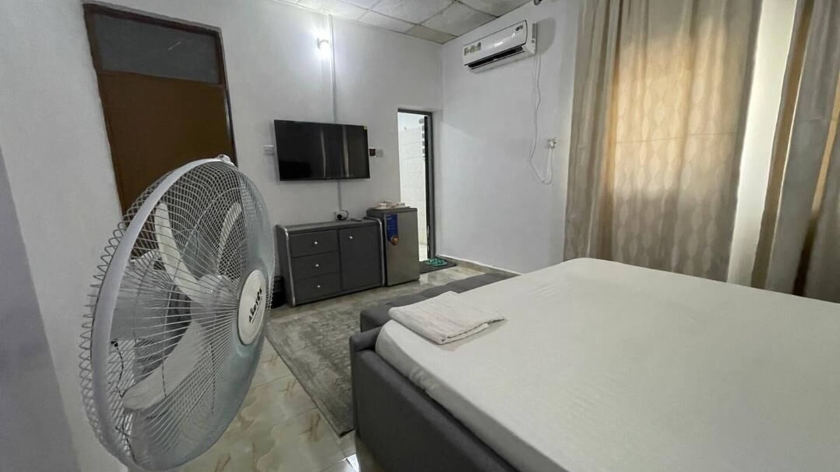 Abuja Apartment | Cozy Single room in a 3-bedroom apartment in fabulous Abuja with AC, WiFi,Solar