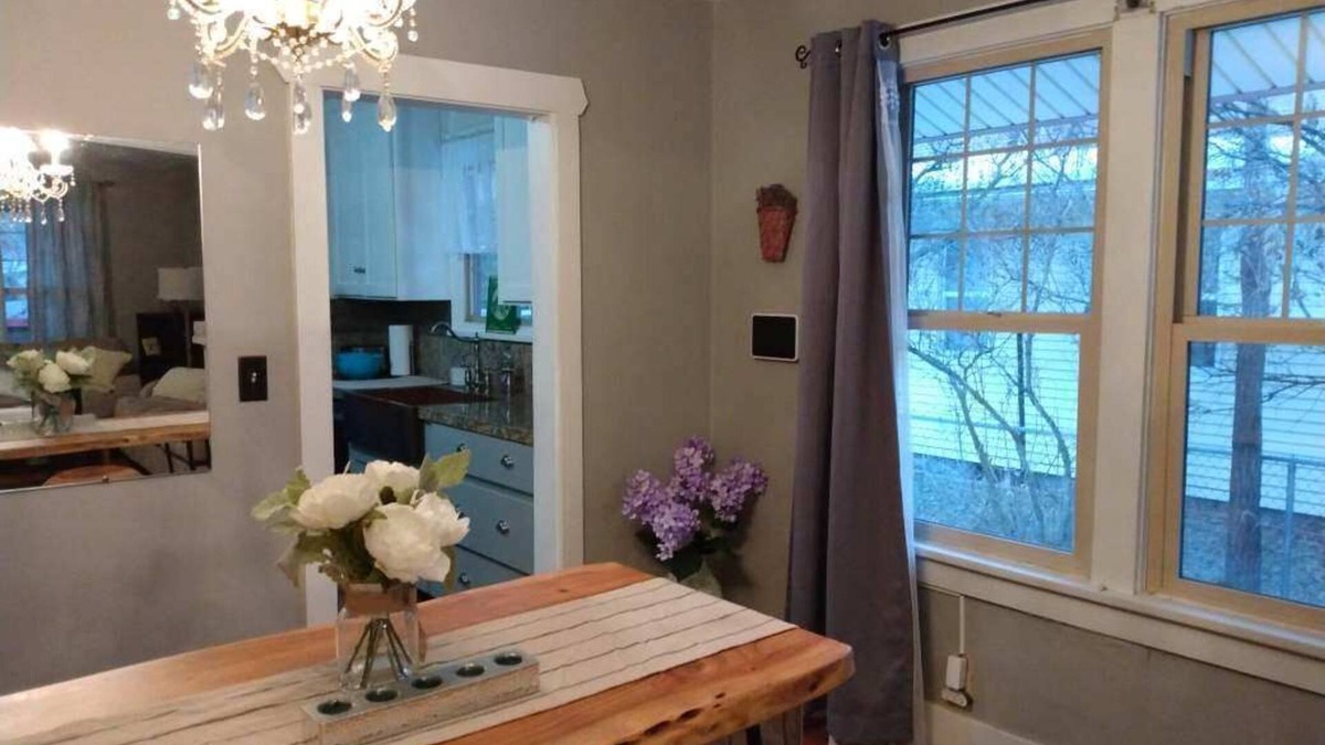 Brownstown House | Cozy "Sloth" Cottage by Yakima College, 5 mins to Memorial Hospital.