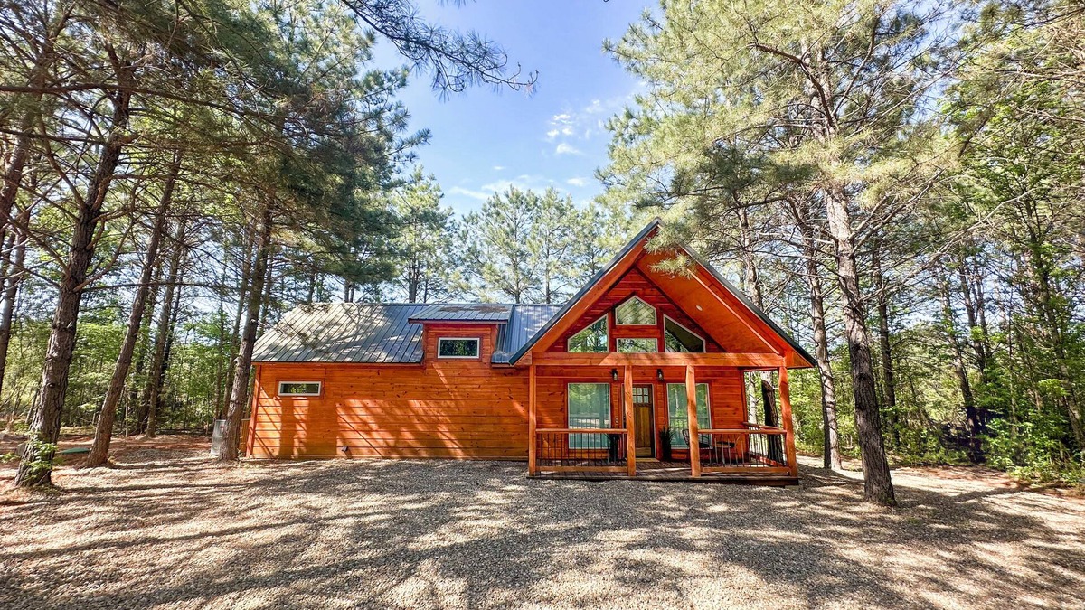 Broken Bow Cabin | Cozy Soho Haven in soothing Broken Bow with WiFi, AC