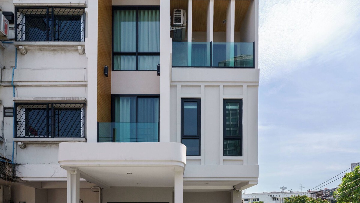 Phra Khanong Nuea House | Cozy Spacious 4BR Home 200m BTS PhraKhanong 10min ThongLo