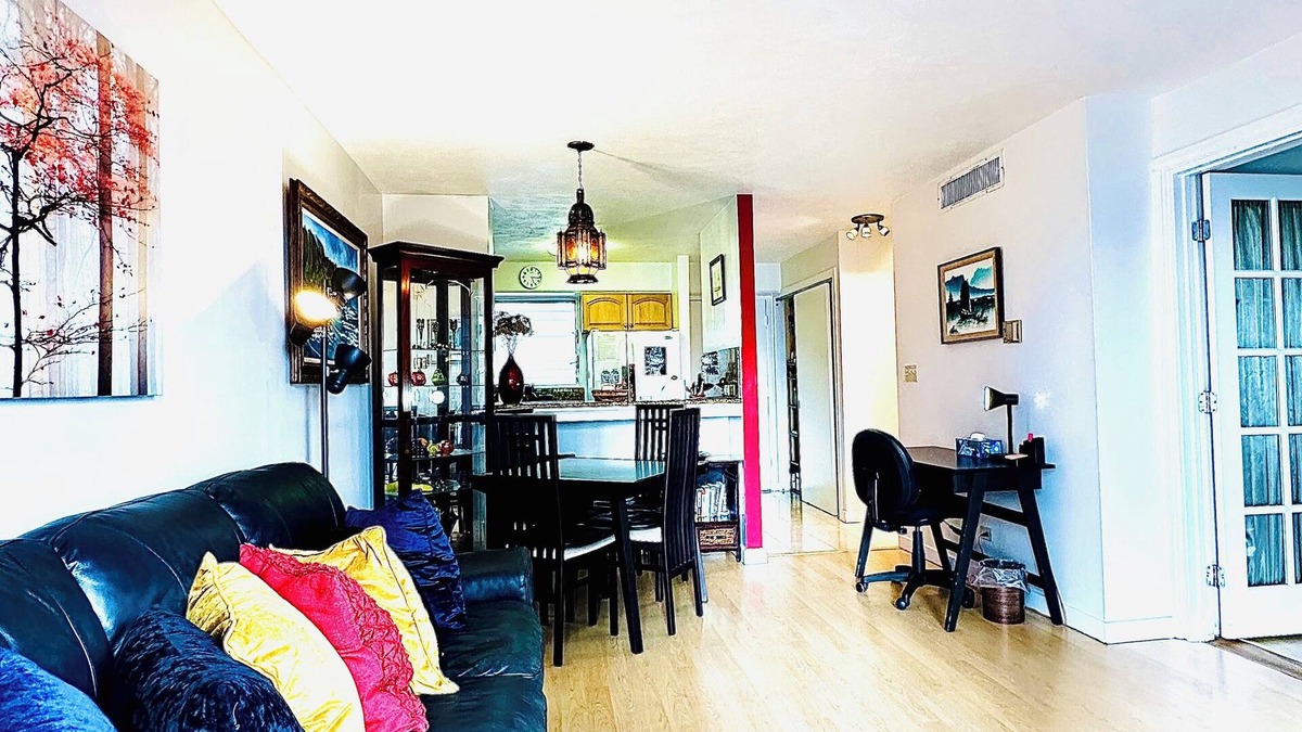 McCully - Moiliili Condo | Cozy Spacious 2Bedroom 1 Bathroom, close to BEACH and FREE Parking!
