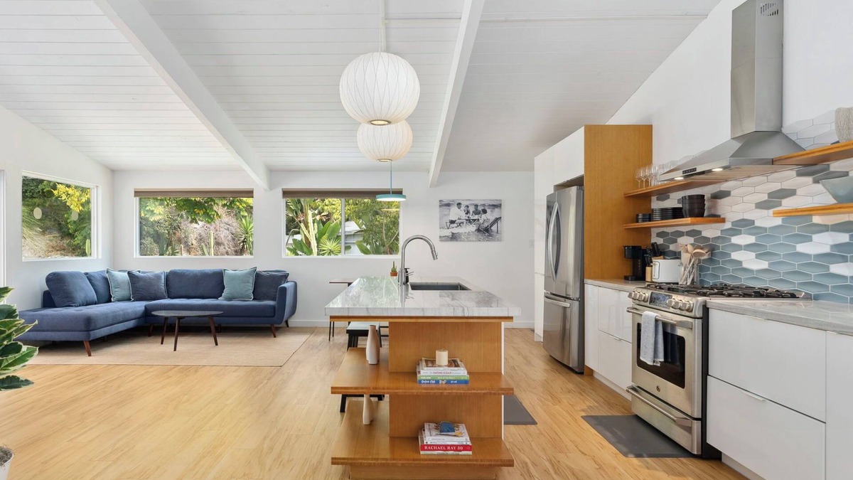 College West House | Cozy, Spacious, Family-Friendly + LARGE YARD W/HOT TUB ~by all attractions!n
