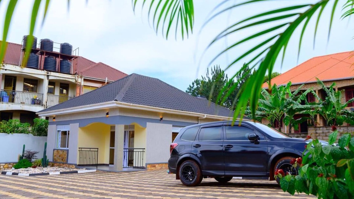 Entebbe House | Cozy standalone bungalow for a retreat, party and a home. Secure & Pet-Friendly!