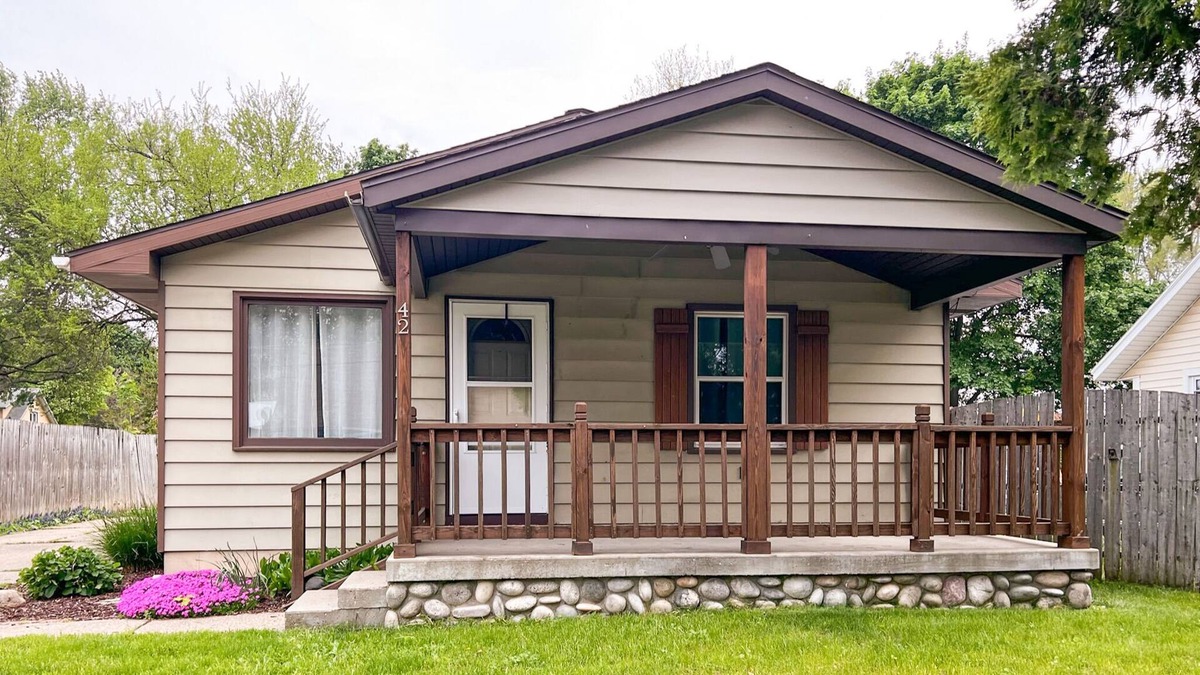 Grand Rapids House | Cozy stay with backyard firepit and minutes from GR