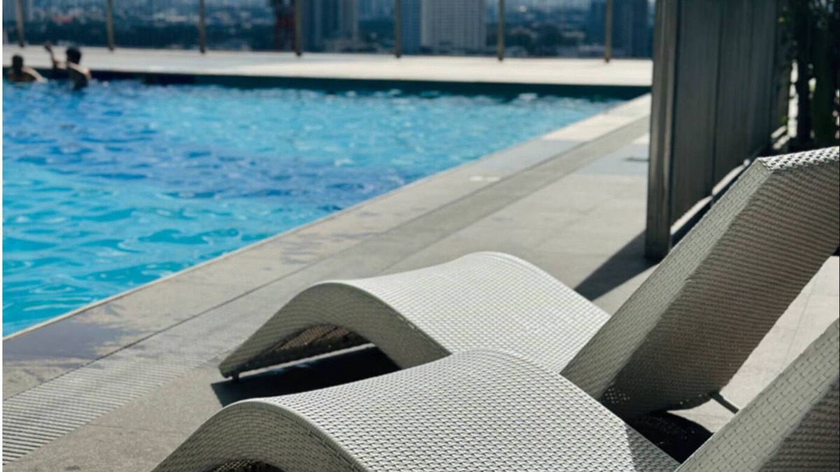 South Triangle Condo | Cozy Staycation with Netflix, Pool, PS4, Board Games