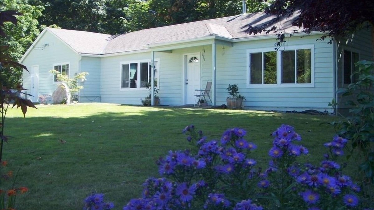 Retsil House | Cozy step-free house - walk to ferry and downtown waterfront