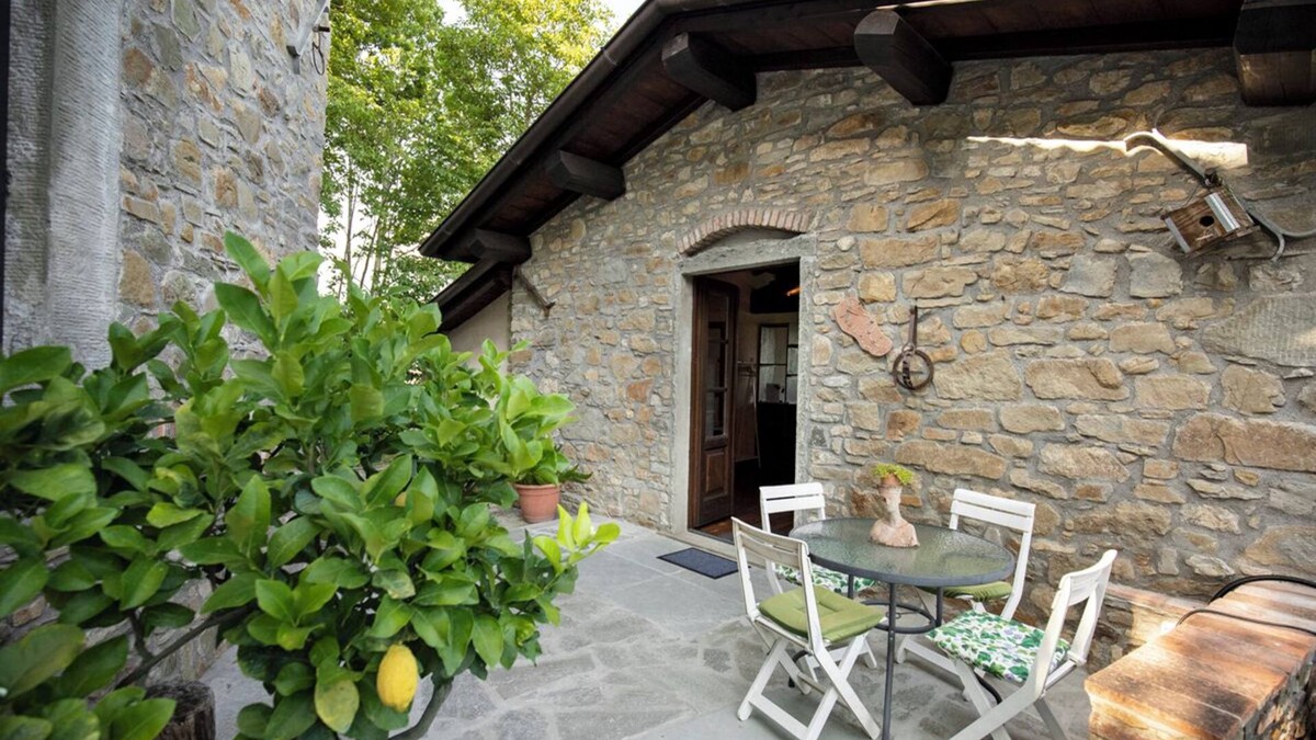 Camporgiano Cottage | Cozy stone cottage with outdoor hot tub