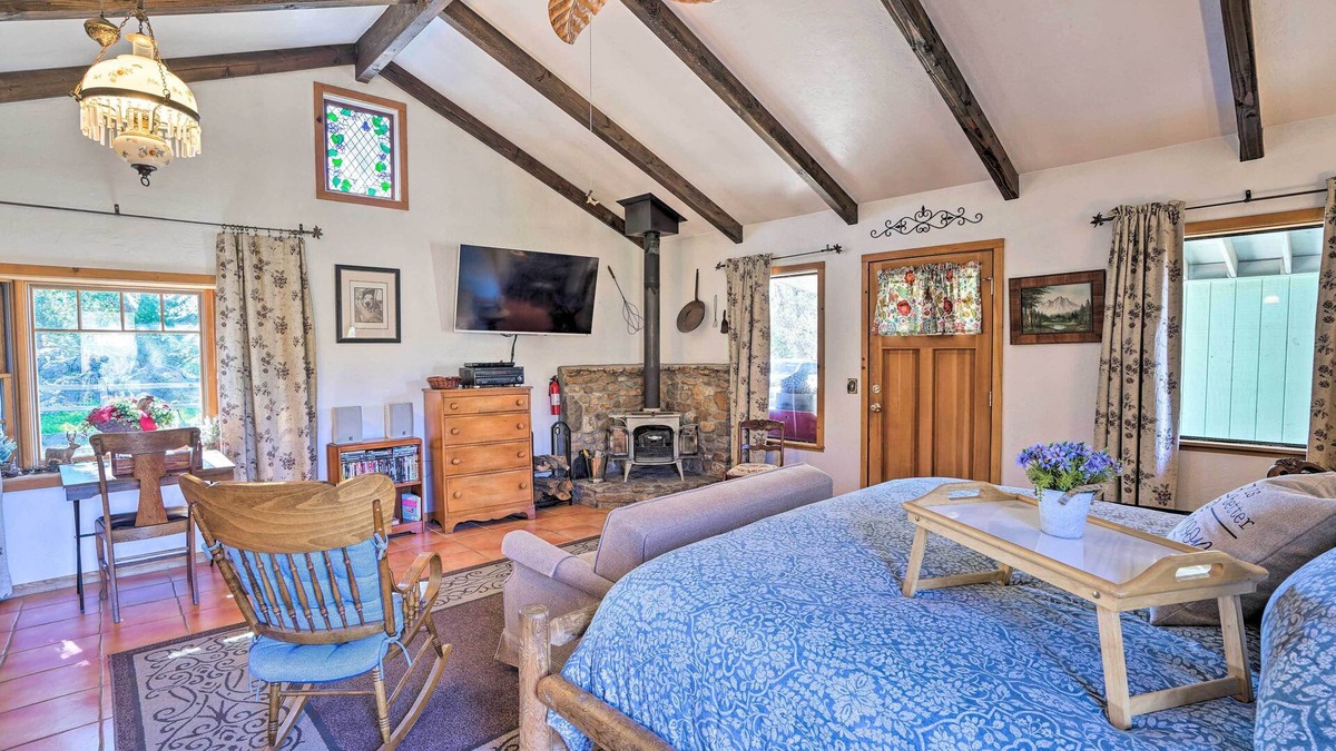 Julian Apartment | Cozy 'Story Book Barn Cottage' w/Scenic View
