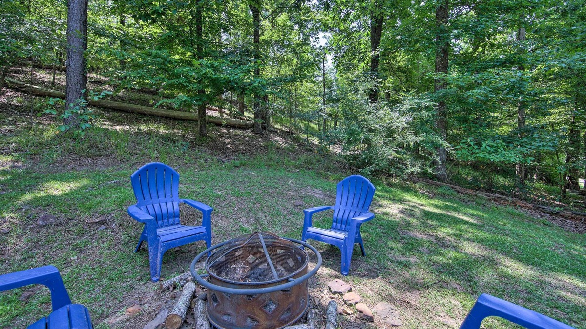 Avinger Apartment | Cozy Studio Cabin on Lake O’ the Pines w/Deck!