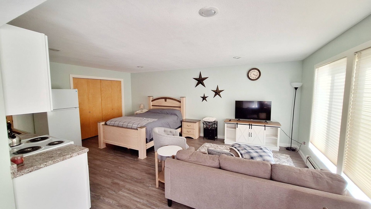 Pendleton Apartment | Cozy studio daylight basement with beautiful views Pendleton