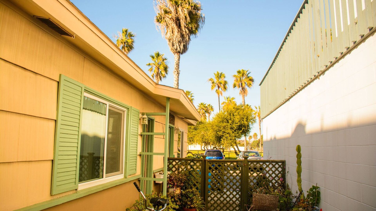South Mission Beach Apartment | Cozy Studio/Flat Steps to Ocean 747- Sleeps 2, BBQ, Bike Rack, Surfboard