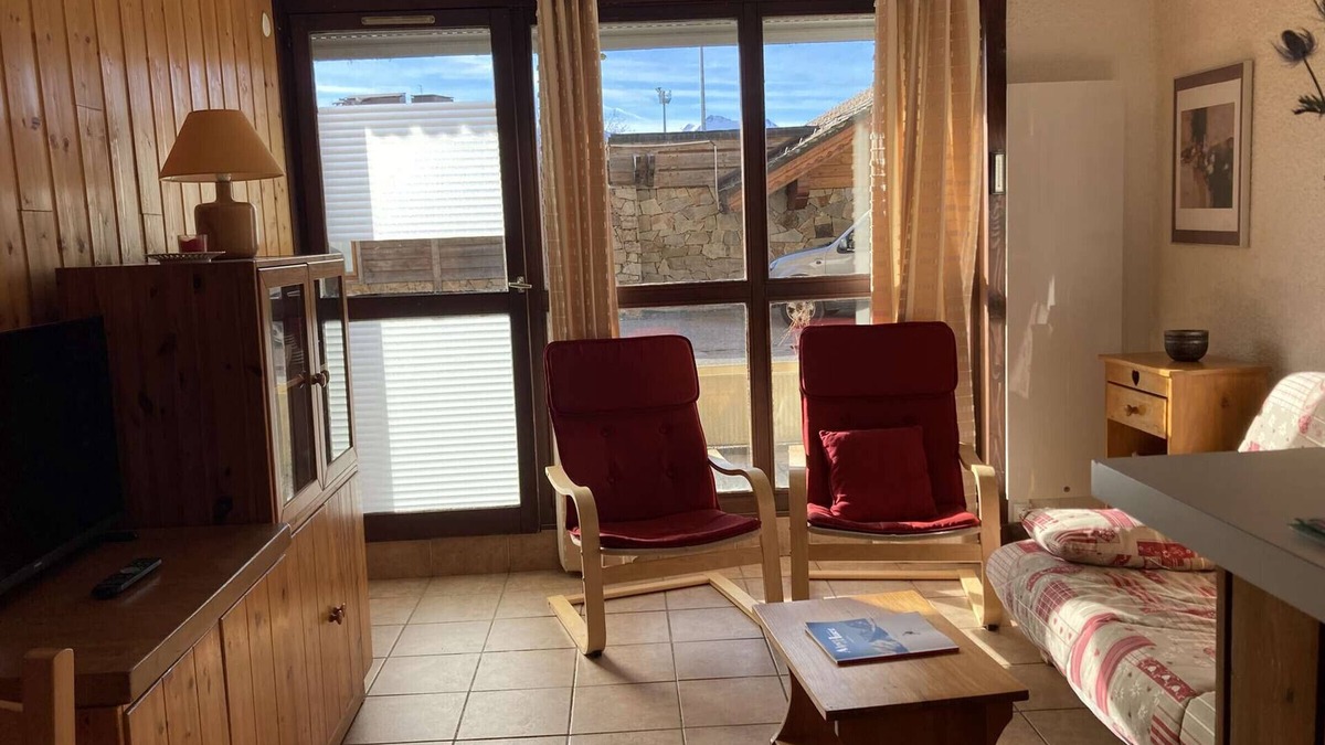Jeux Apartment | Cozy Studio for 4 in Alpe d'Huez, Ski-In/Ski-Out, South-Facing Terrace, Pet-Friendly
