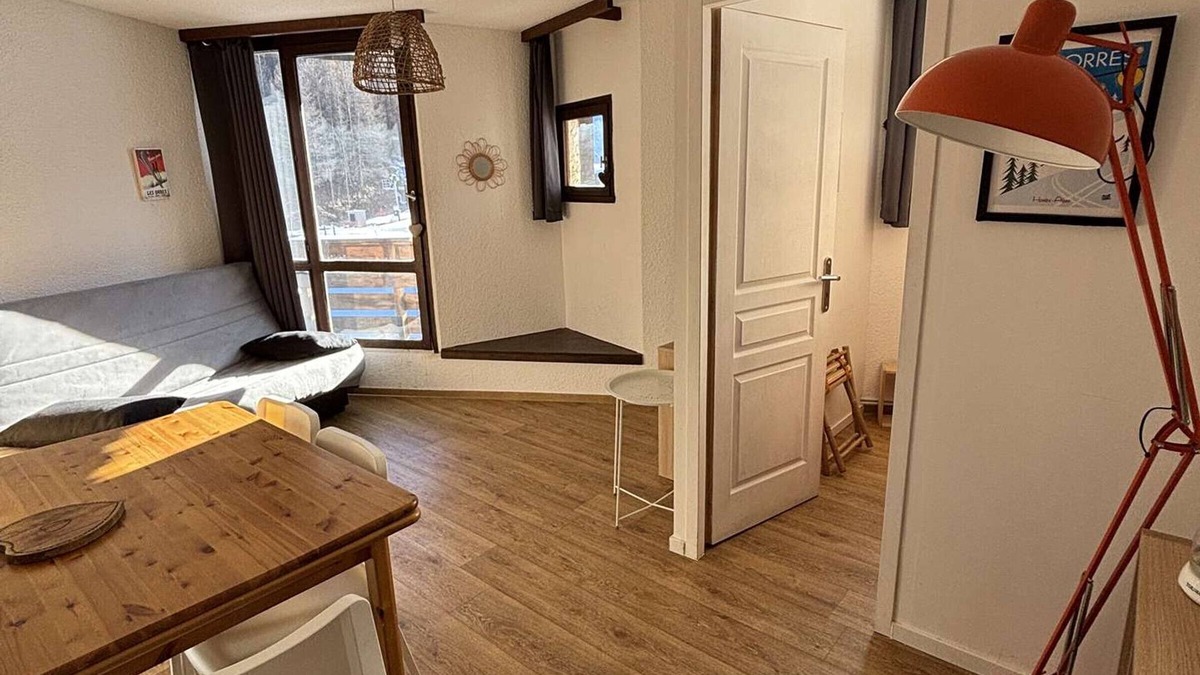 Les Orres Apartment | Cozy studio for 4, ski-in/ski-out, south-facing balcony, central location