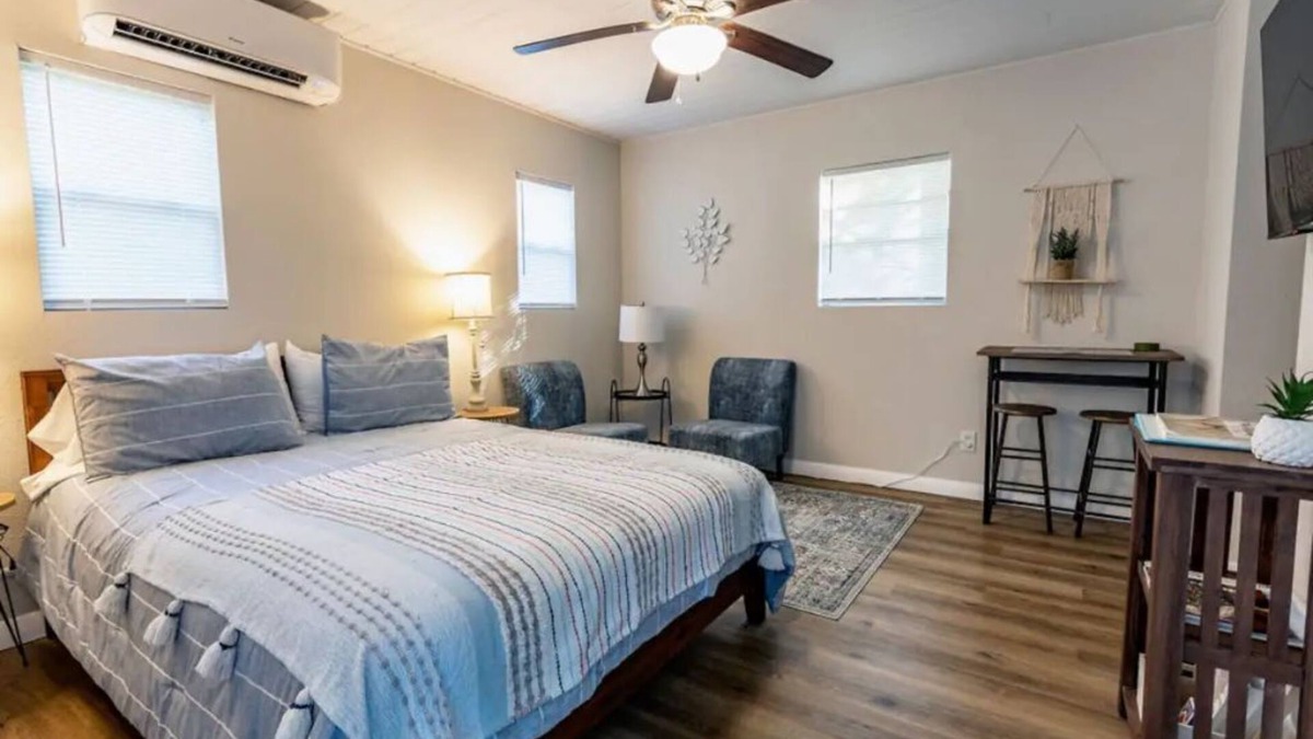 Mid America Cottage | Cozy Studio Home Near the Lake and Sam’s Pizza