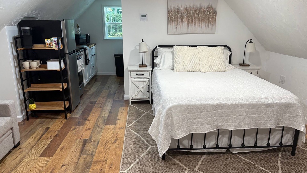 Tallahassee Apartment | Cozy studio in charming NE Tallahassee. 10 miles to the Capital and FSU stadium.