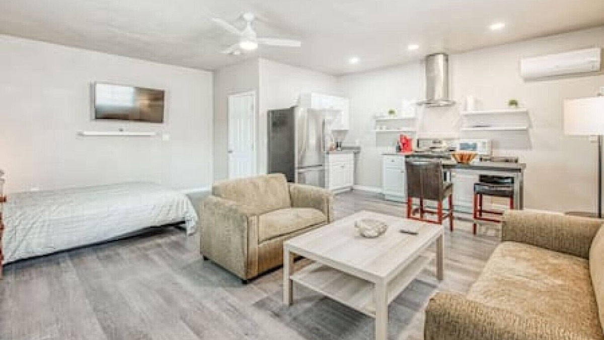 Raisin House | Cozy Studio in Fresno – Convenient & Comfy Stay