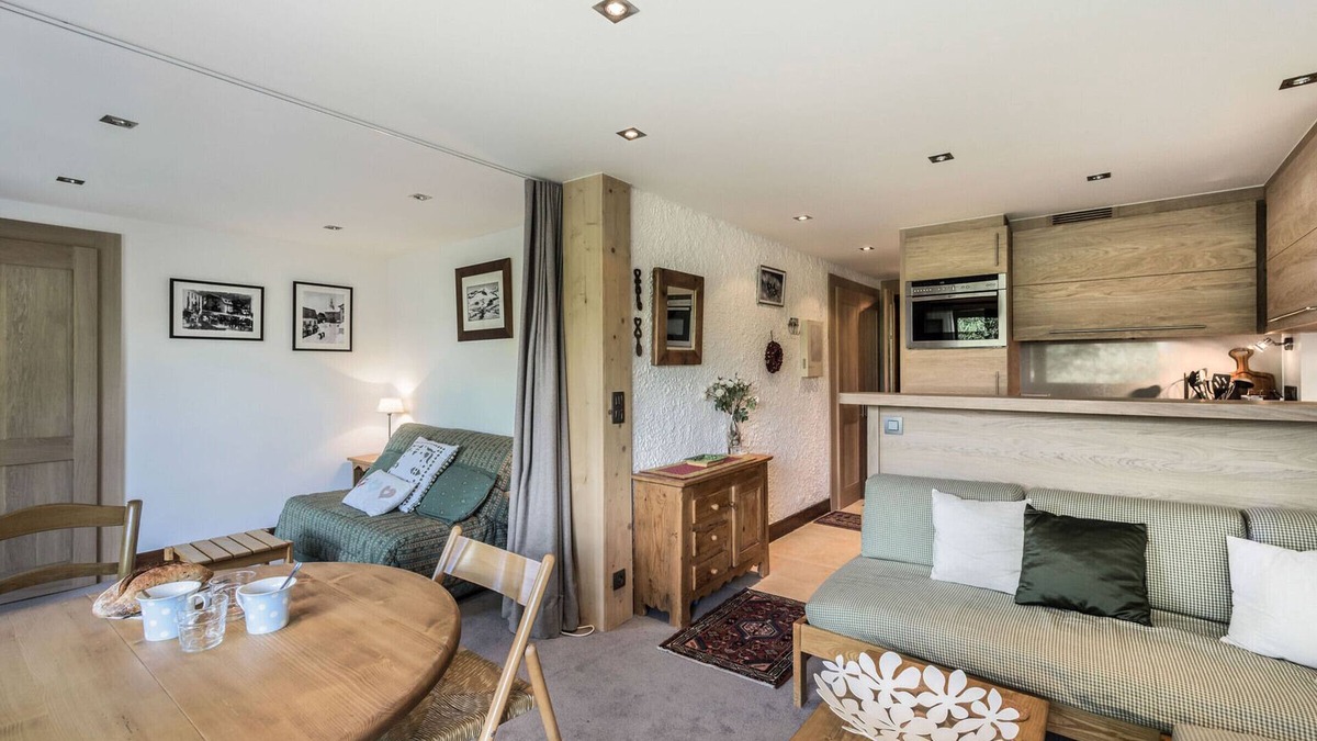 Megeve Apartment | Cozy studio in Megève, sleeps 4, outdoor balcony, pets allowed, parking