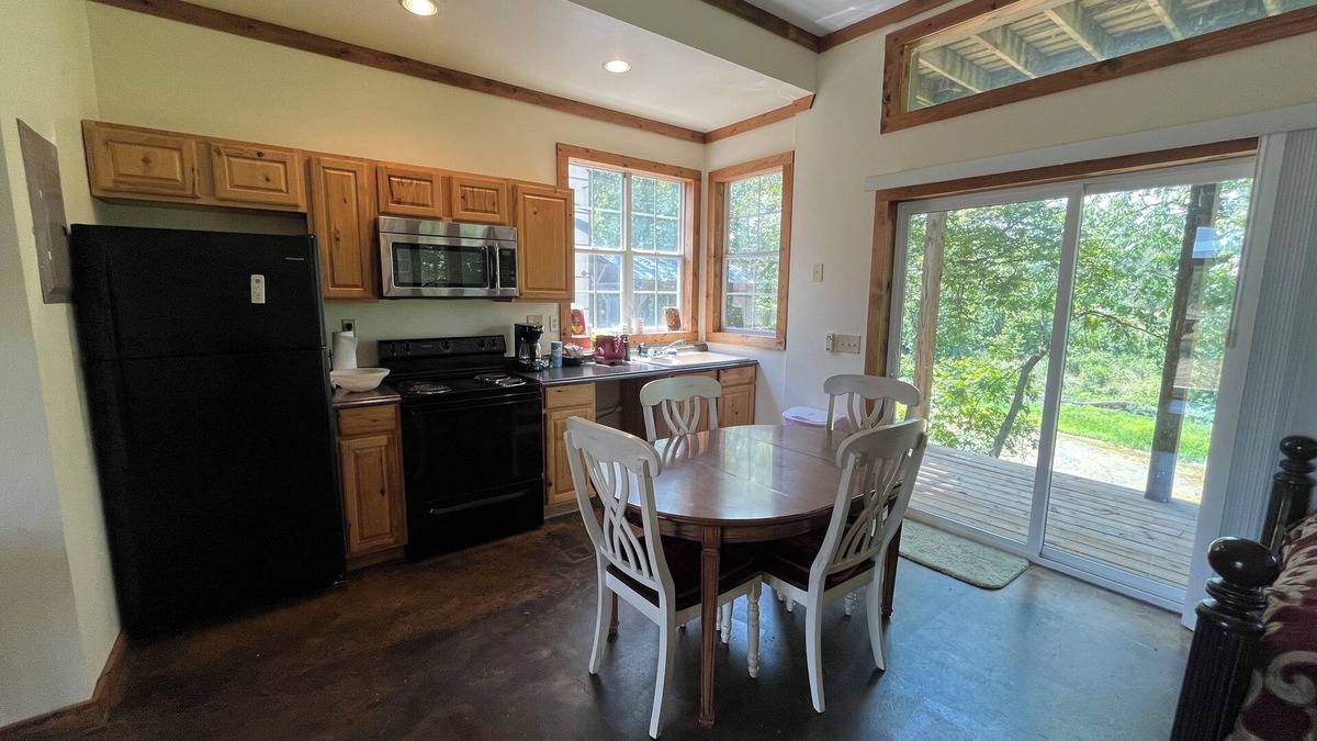 Tahlequah Apartment | Cozy studio in serene Tahlequah with AC