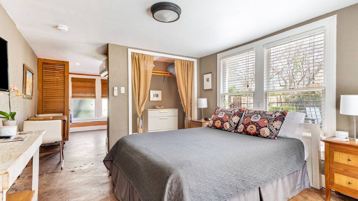 Zilker House | Cozy Studio Minutes From Barton springs and Downtown