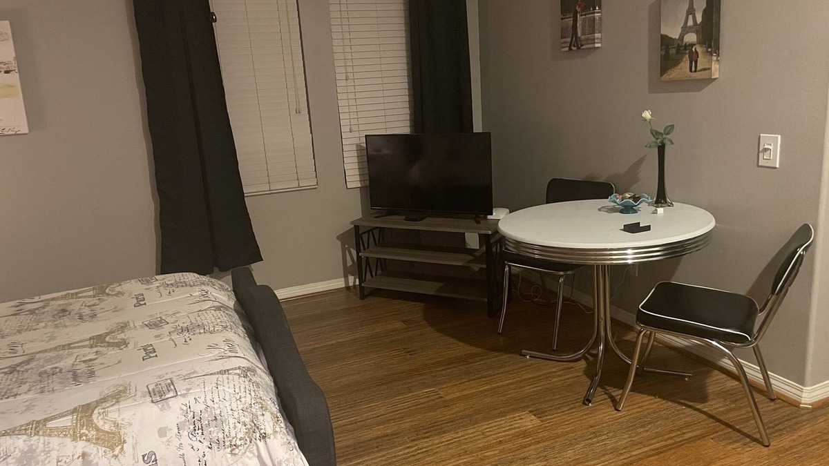 Riverpark Apartment | Cozy Studio minutes from the Collection in Riverpark!