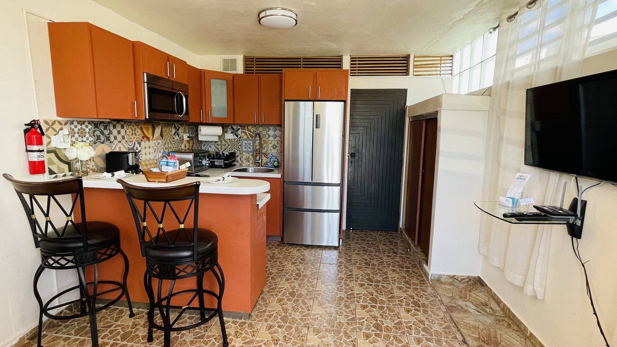 Bucana Apartment | Cozy Studio Retreat with Private Parking and Laundry. Pet Friendly