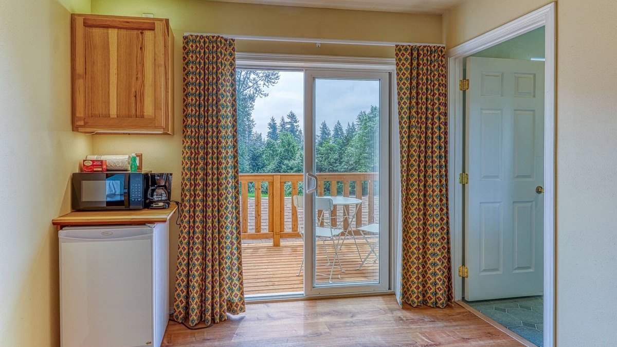 Covington Apartment | Cozy studio w/ a private entrance, free WiFi, Netflix, & furnished deck