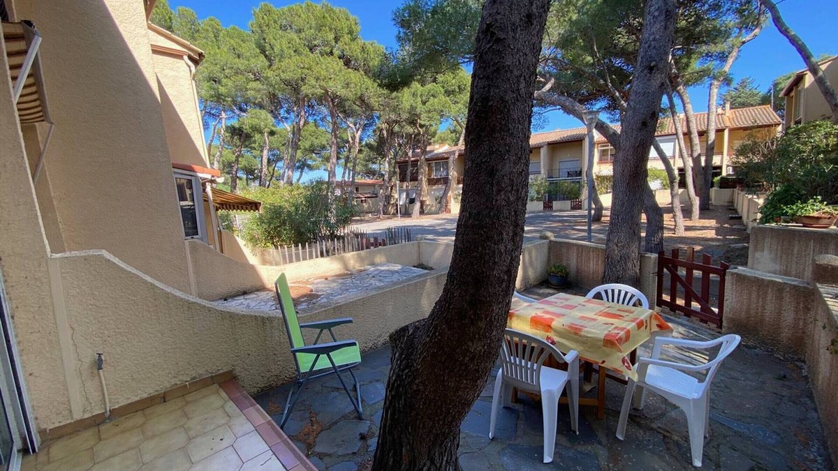 La Franqui-Plage Apartment | Cozy Studio with Cabine, 4 Guests, Near Beach and Shops, Terrace, Parking, Fully Equipped