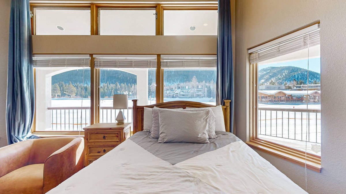 Keystone Apartment | Cozy Studio with Lake and Mountain Views, Ski Access, Bike Trails, and Hot Tub