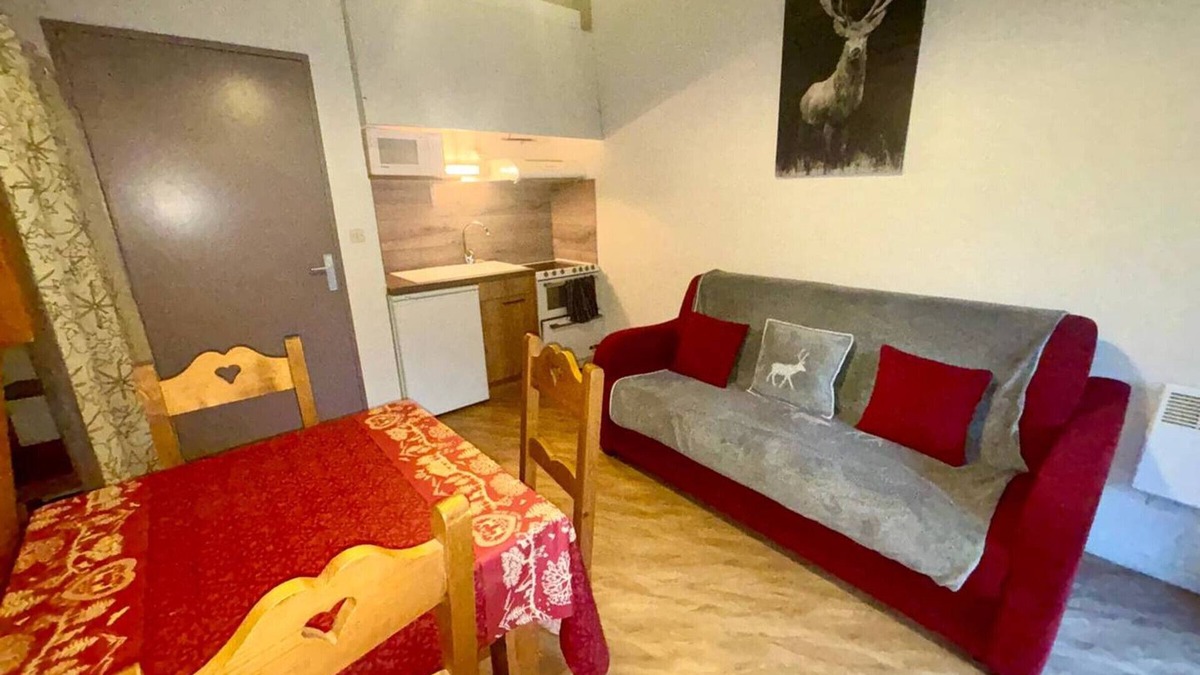 Les Angles Apartment | Cozy Studio with Mezzanine, Ski Lockers, and Free WiFi in Les Angles