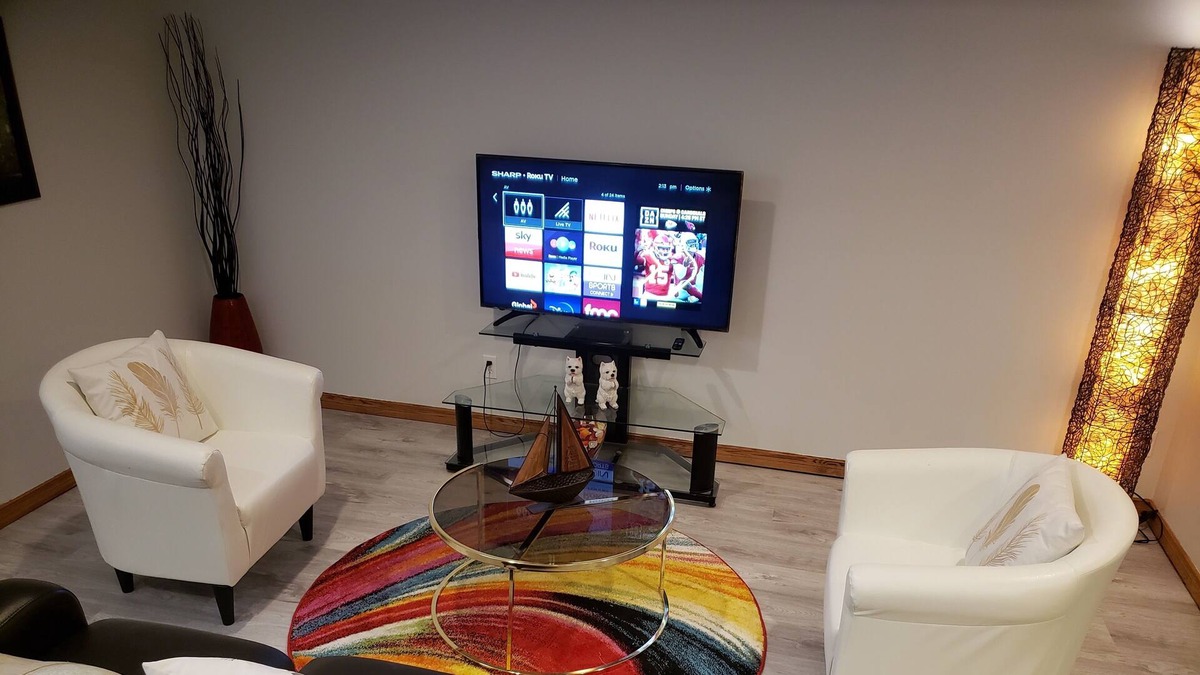 Calgary House | Cozy suite 10minutes to YYC Airport