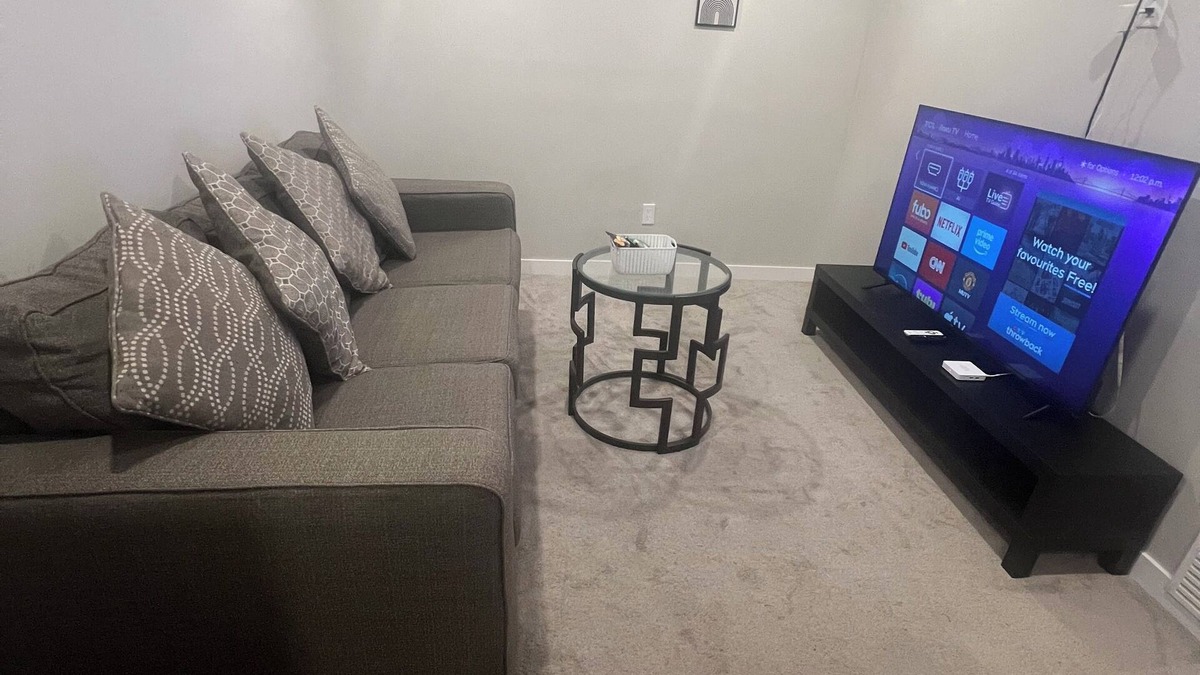Regina House | Cozy Suite – Private Entrance, Fast Wi‑Fi & Smart TV – Family & Pet‑Friendly