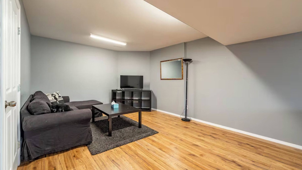 Creston House | Cozy Suite Right In Town!