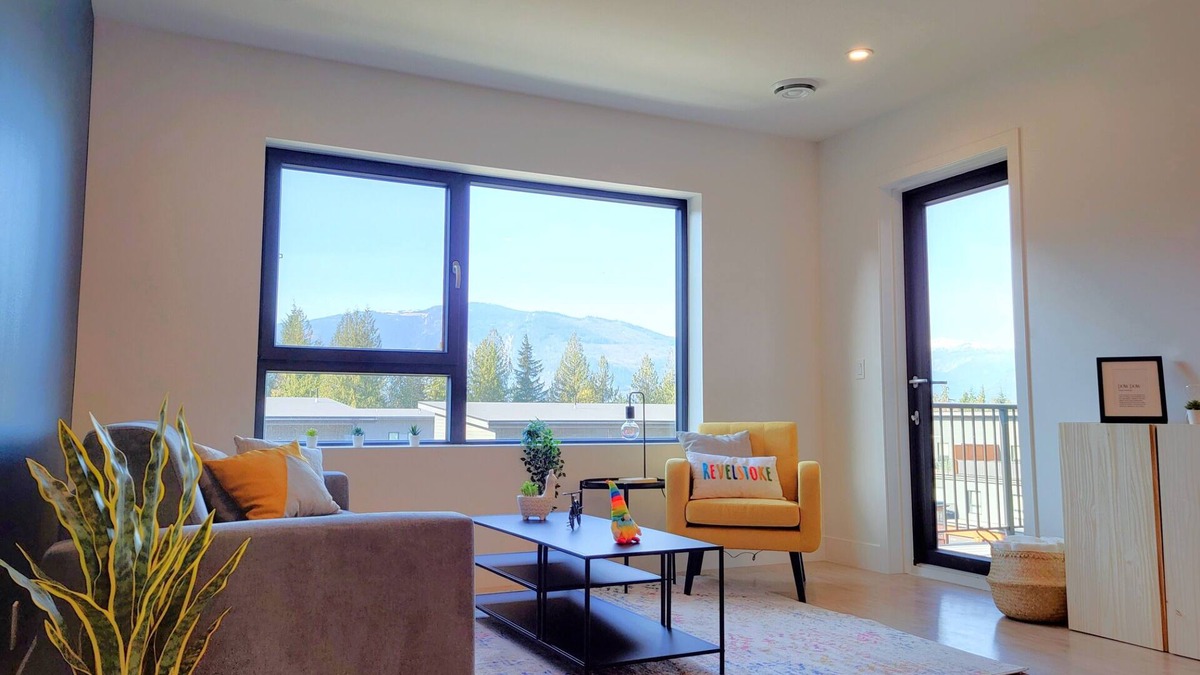 Revelstoke Condo | Cozy Sunset | Amazing views | Private hottub
