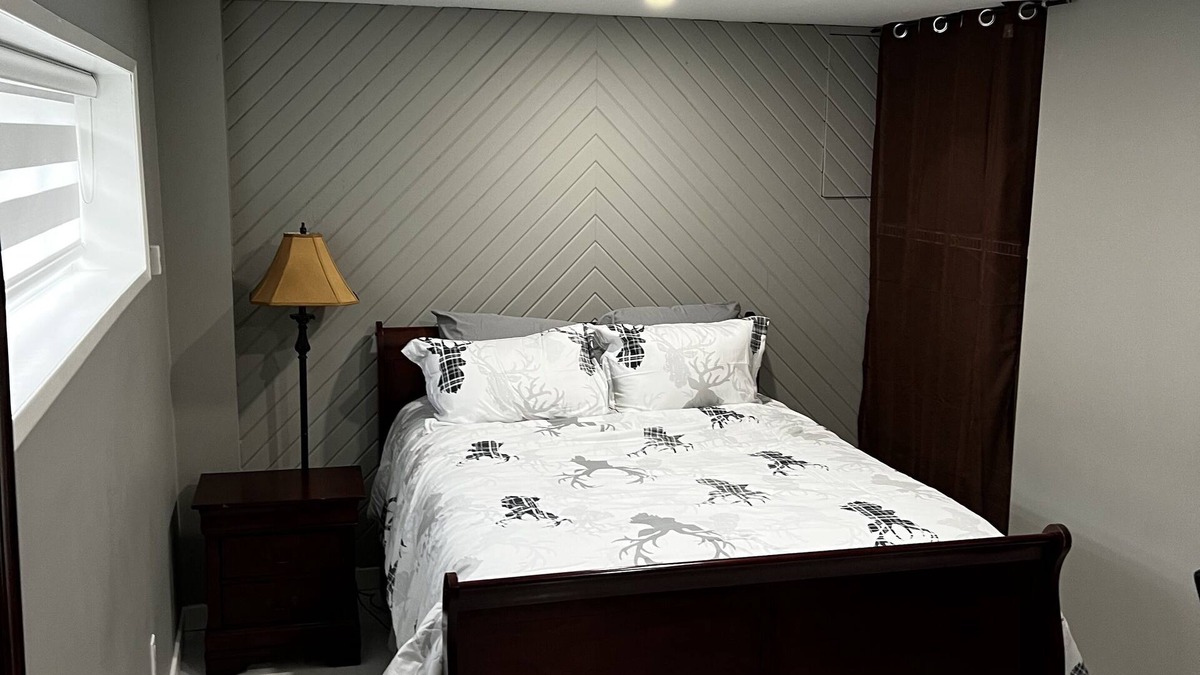 Surrey House | Cozy surrey queen bed suite kid & pet friendly