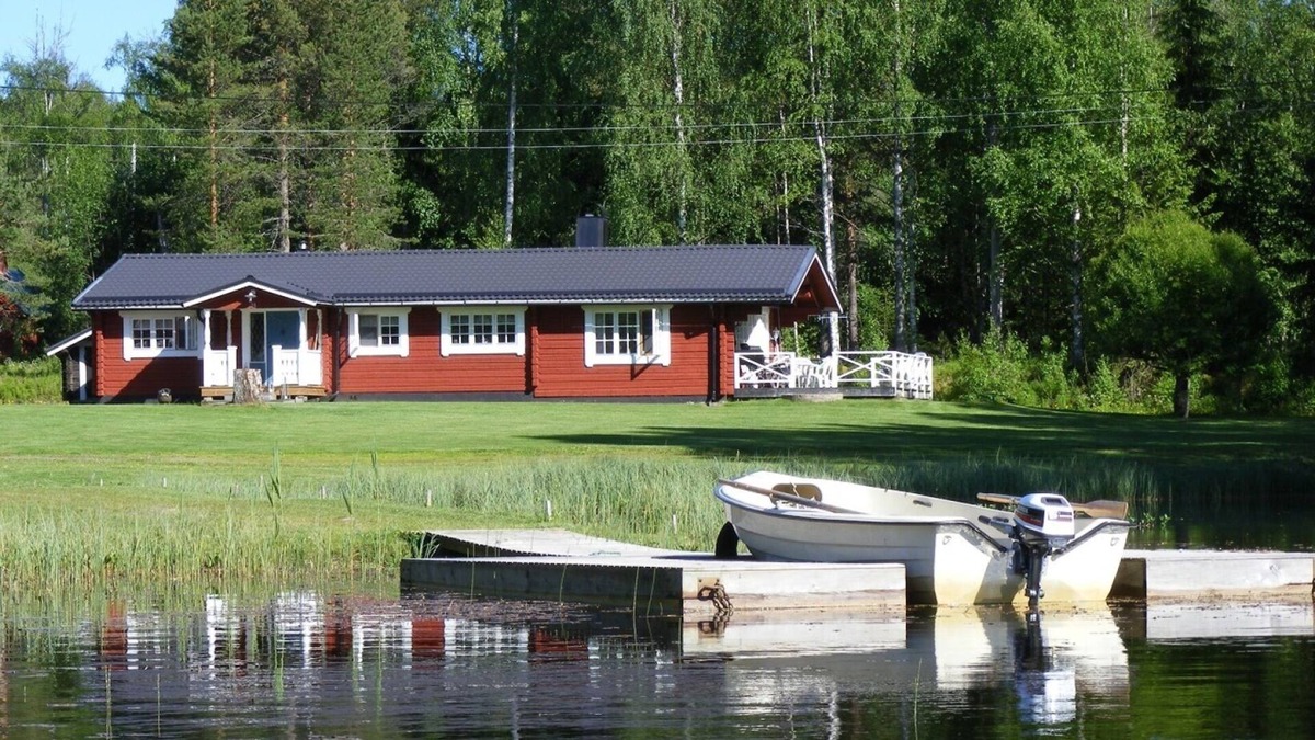 Mora House | Cozy timber lodge on a huge lake property