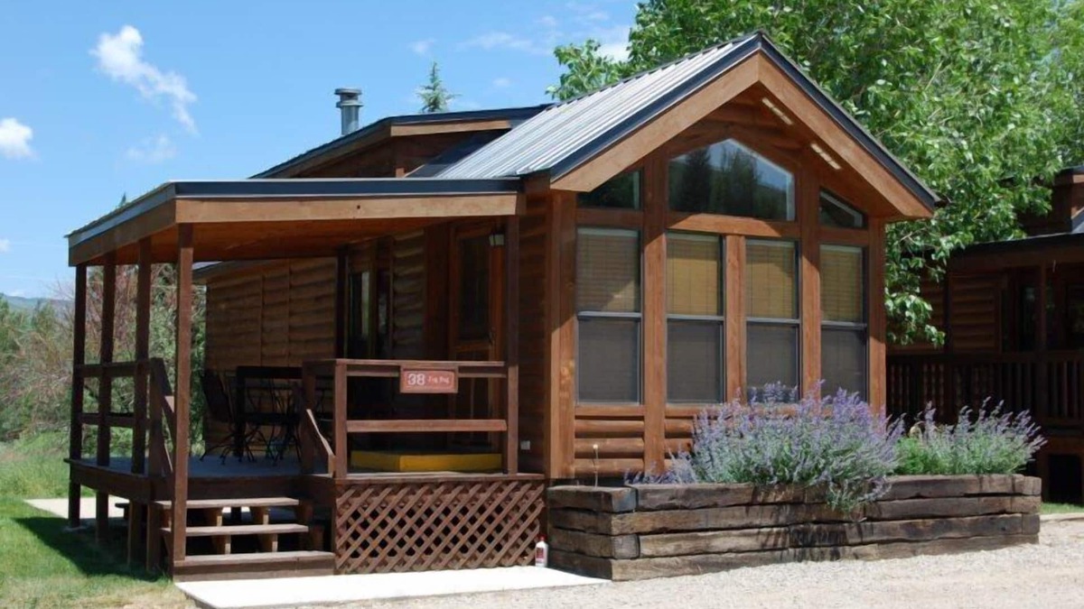 Almont Cabin | Cozy "Tiny Home" style Cabin Perfect for Couples and Families