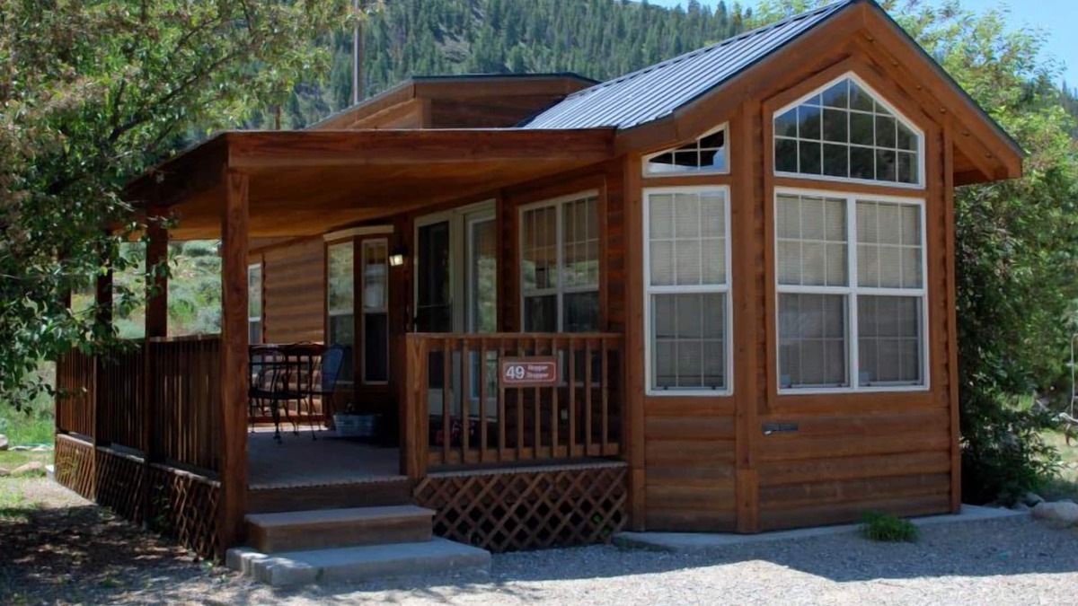 Almont Cabin | Cozy "Tiny Home" style Cabin Perfect for Couples and Families