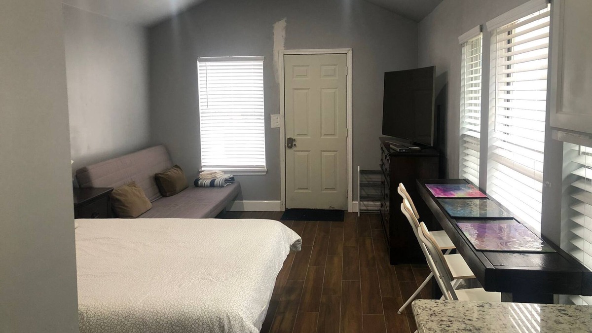 Northwest Los Angeles Heights Apartment | Cozy Tiny house - 8 mins from Downtown of San Antonio