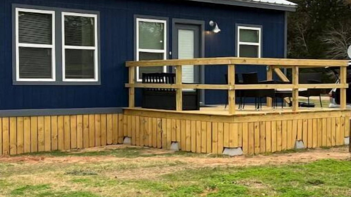 Brenham Apartment | Cozy tiny house on a farm with a large deck to watch the sunrise and sunset.!