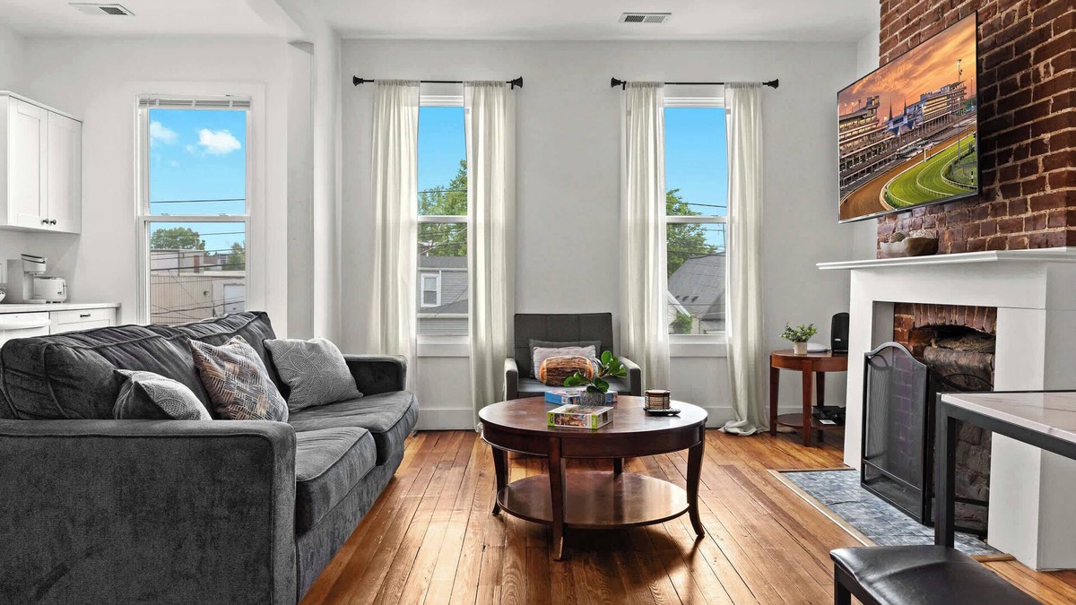 Shelby Park Apartment | Cozy Top Unit | Perfect for Work & Small Groups!