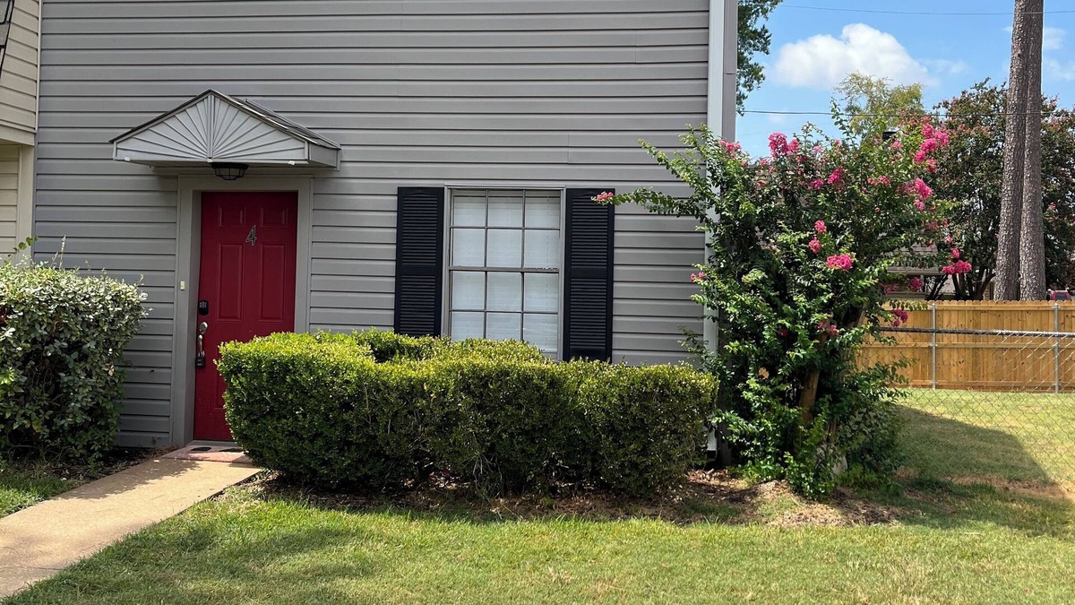 Longview House | Cozy townhome near restaurants, hospitals, shopping, and downtown. Family/pets!