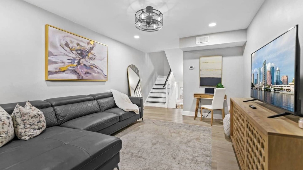 Fairoaks Manhattan Manor House | Cozy townhome perfectly situated to be close to both St Pete and Tampa.