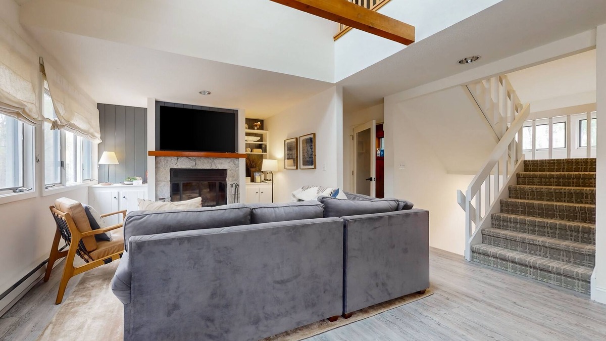Stratton Mountain Condo | Cozy Townhome with Shared Pool, W/D & Wood-Burning Fireplace