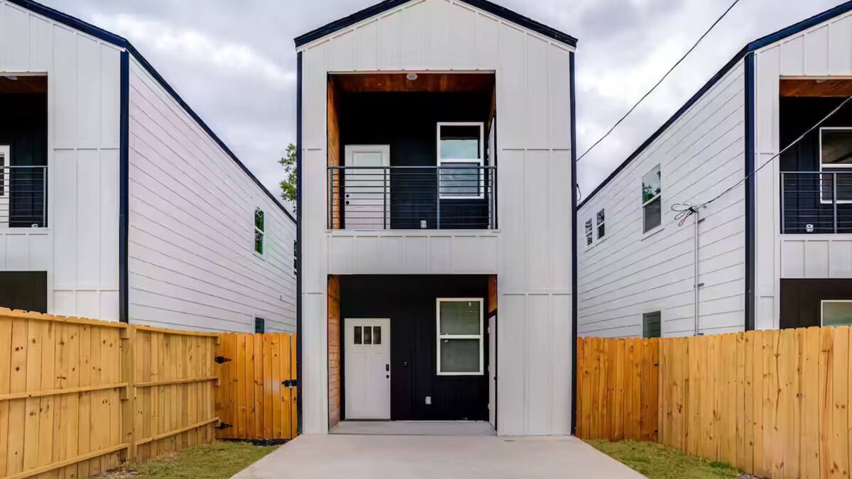 Eastside Promise Neighborhood House | Cozy Townhouse 8 min from downtown San Antonio