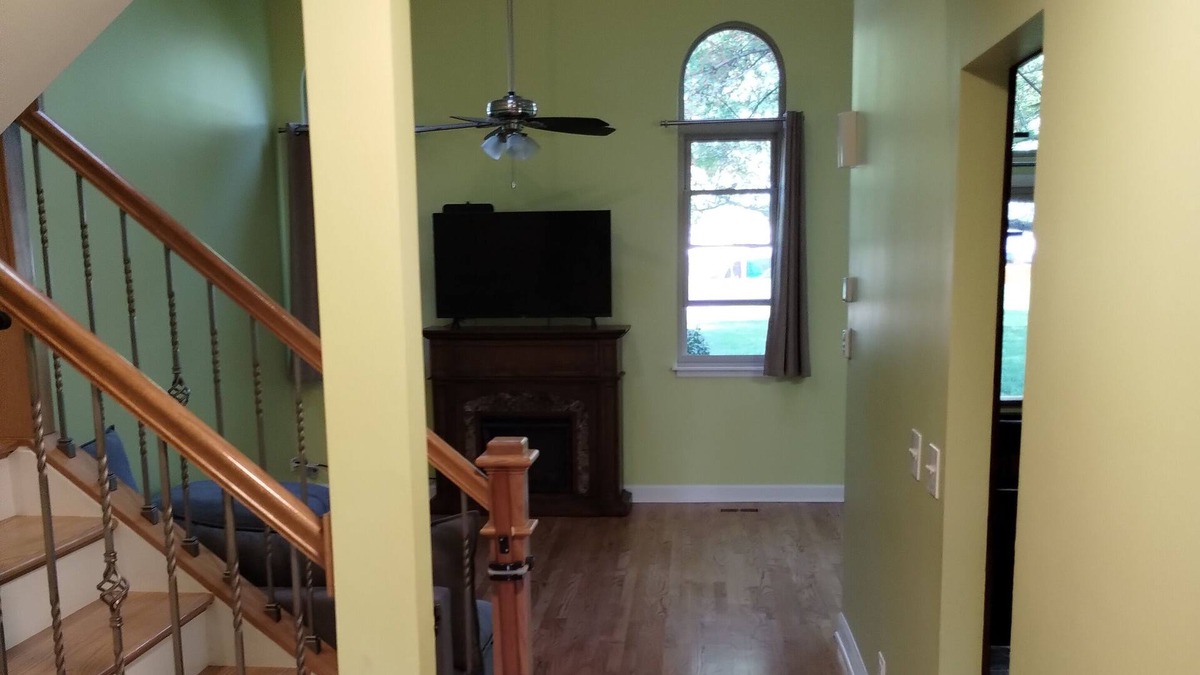 Wheeling House | Cozy townhouse with Home feeling, 2 floors, 2 bedrooms 1.1 bath attached garage.