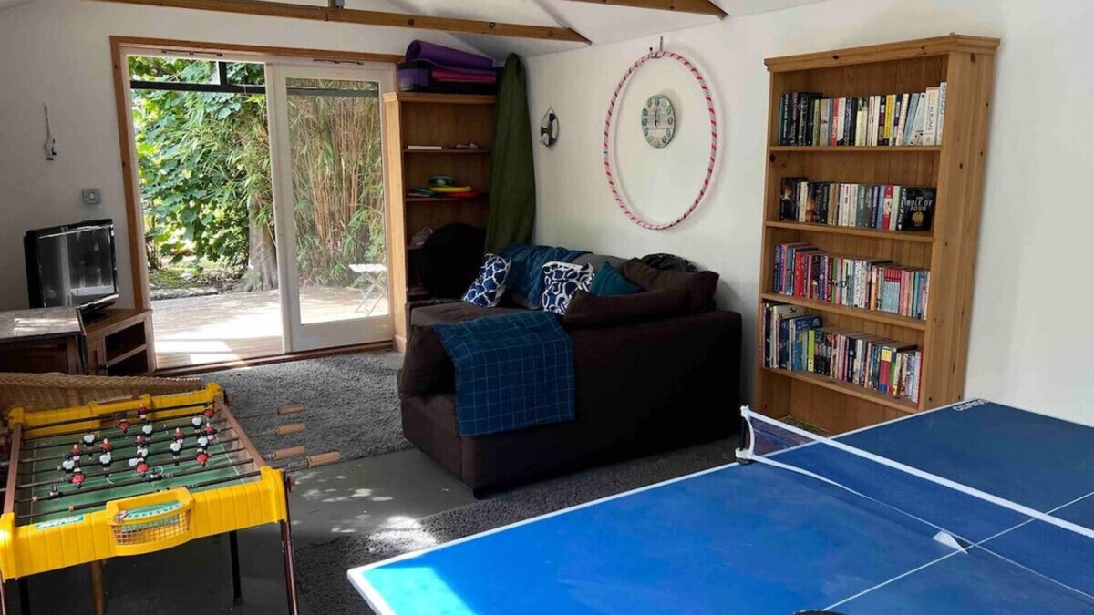 Ryde Apartment | Cozy traditional cottage with parking and garden